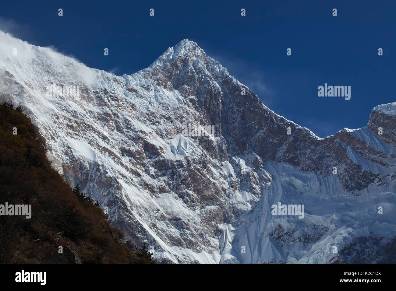 Mount Namjagbarwa Gipfel mit Schnee bedeckt, Yarlung Zangbo Grand Canyon National Park, Nyingchi Präfektur, Tibet, China. November 2010. Stockfoto