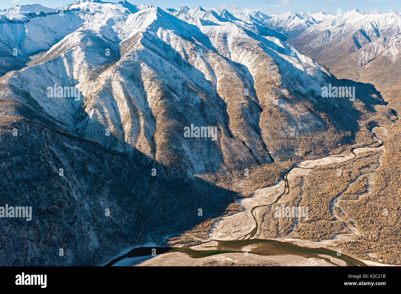 Bergige Landschaft mit Osten Sayan und Schumak Fluss, Sibirien, Russland, Oktober 2010. Stockfoto