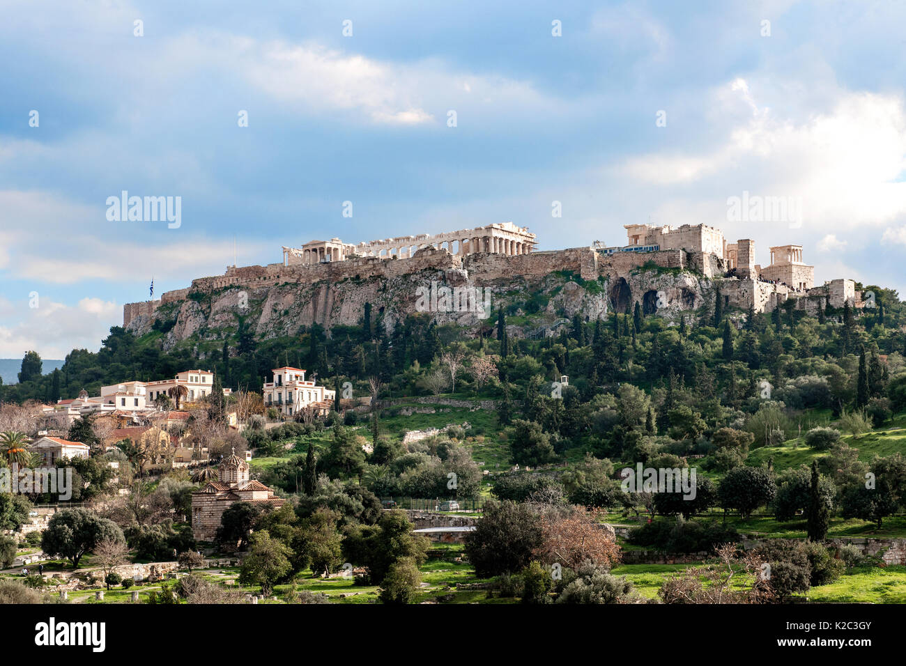 Akropolis und die Akropolis von Athen ab Thiseio gesehen. In der linken Ecke ist Plaka, einem historischen Viertel von Athen, Attika, Athen, Griechenland, Mittelmeer, Januar 2011. Stockfoto