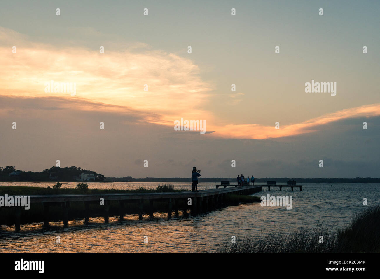 Sonnenuntergang Foto Bogue Sound - Paar Pausen Fotos bei Sonnenuntergang Emerald Isle, Crystal Coast NC Outer Banks Bootsrampe zu nehmen Stockfoto