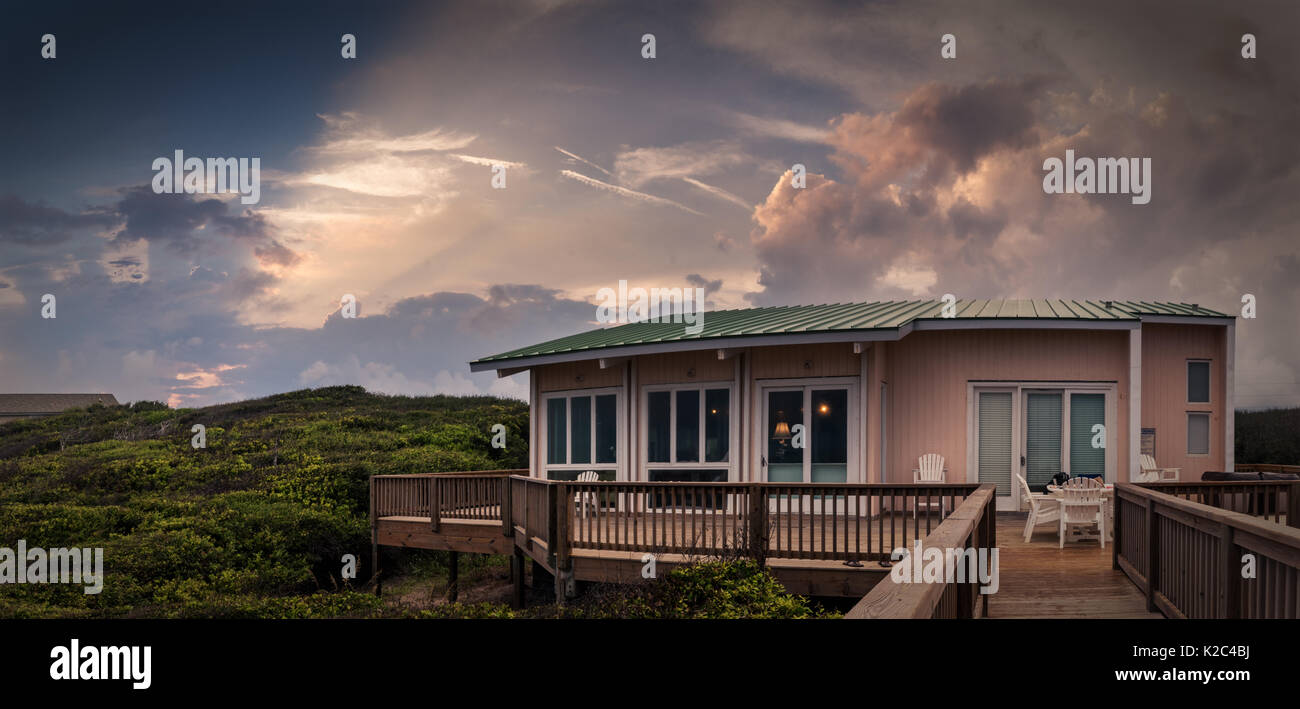 Familienurlaub am Meer Strand Autovermietung Emerald Isle Outer Banks North Carolina, schöner Strand Eigentumswohnung bei Sonnenuntergang Panorama. Stockfoto