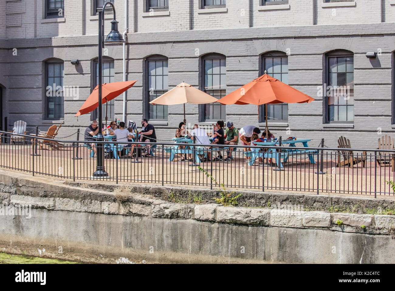 Familien essen Mittagessen in einem Restaurant im Freien, Canal Walk, Richmond, VA - August 2017. Stockfoto