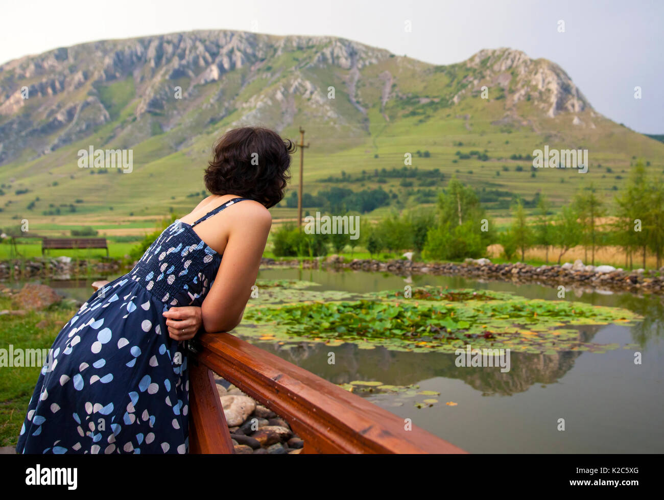 Junge Frau Bewundern Schone Sommer Landschaft Mit Kleinen See Und Berge Im Hintergrund Stockfotografie Alamy