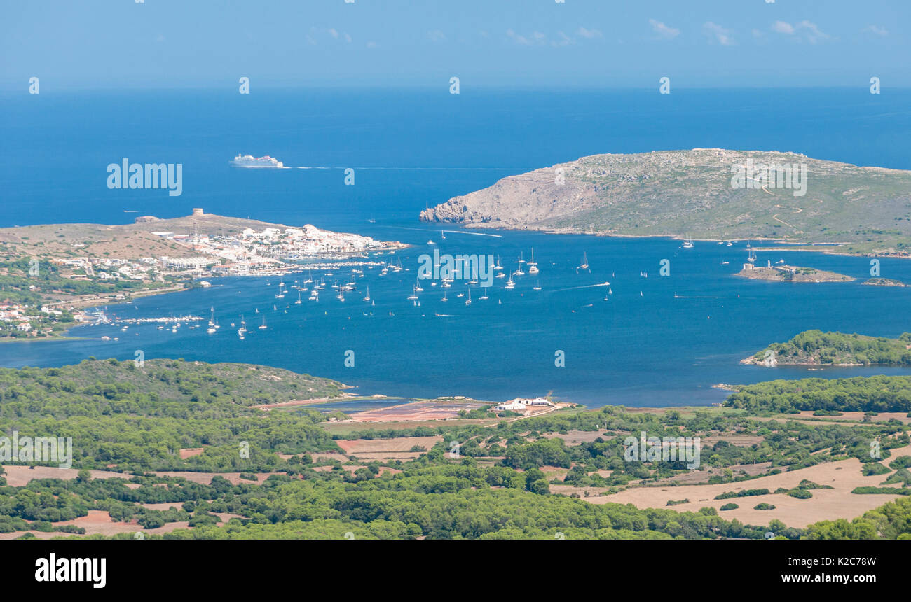 Panorama der menorquinischen Hafenstadt von oben. Stockfoto