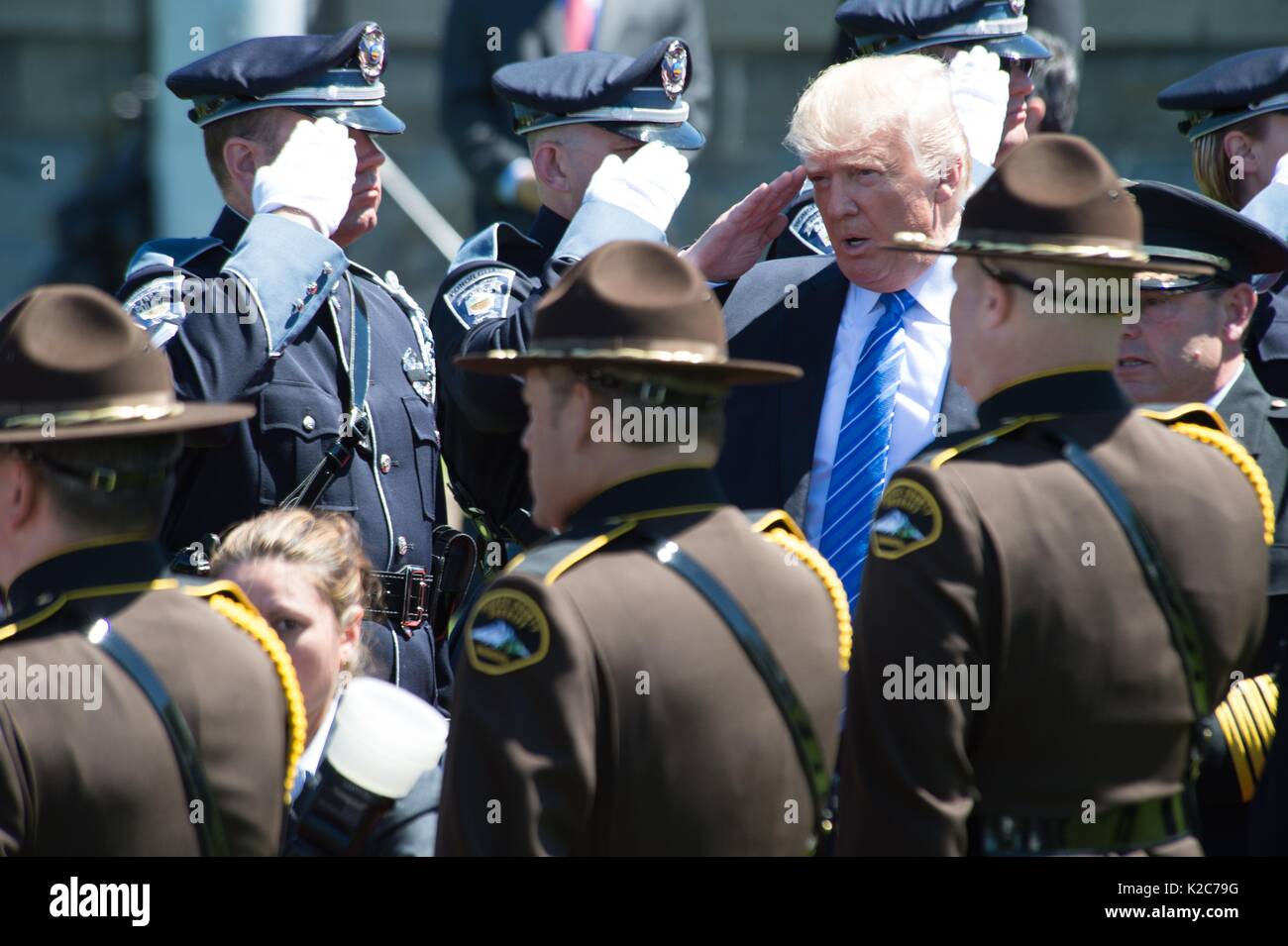 Us-Präsident Donald Trump begrüßt Polizisten, als er auf der 36. jährlichen nationalen Frieden Offiziere Gottesdienst auf dem US Capitol West Front 15. Mai ankommt, 2017 in Washington, DC. Stockfoto