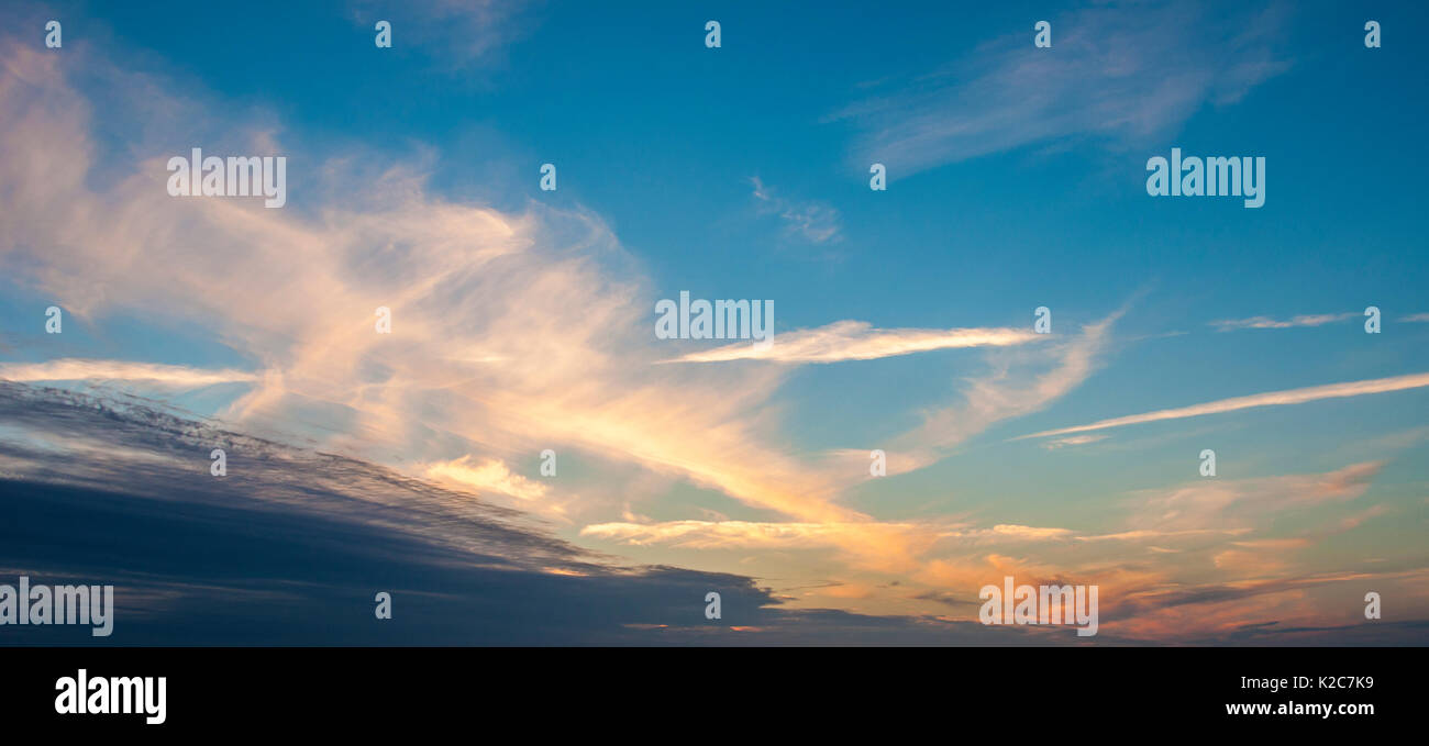Sonnenuntergang Himmel nach windigen Tag. Stockfoto