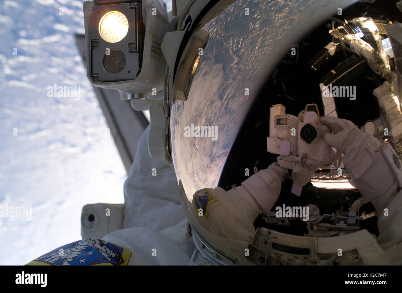 NASA Space Shuttle Columbia Mission STS-114 prime Besatzungsmitglied amerikanische Astronaut Stephen Robinson nimmt eine selfie Foto während eines EVA spacewalk August 3, 2005 in der Erdumlaufbahn. Stockfoto