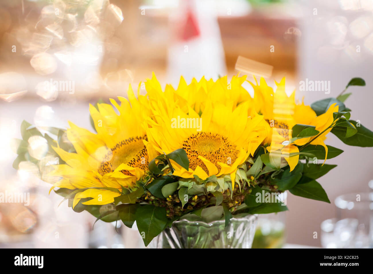 Schöne sonnenblume Strauß - Dekoration auf Hochzeit Tabelle Stockfoto