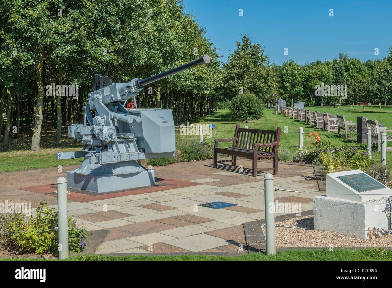 Bofors Kanone in der Defensiv ausgestattete Handelsschiffe (D.E.M.S) Memorial Garden in der National Memorial Arboretum, Alrewas, Staffordshire angezeigt. Stockfoto