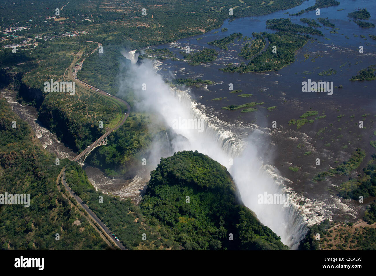 Panoramablick auf das Luftbild Victoriafälle in voller Kraft und Victoria Falls Brücke Sambia/Simbabwe Stockfoto