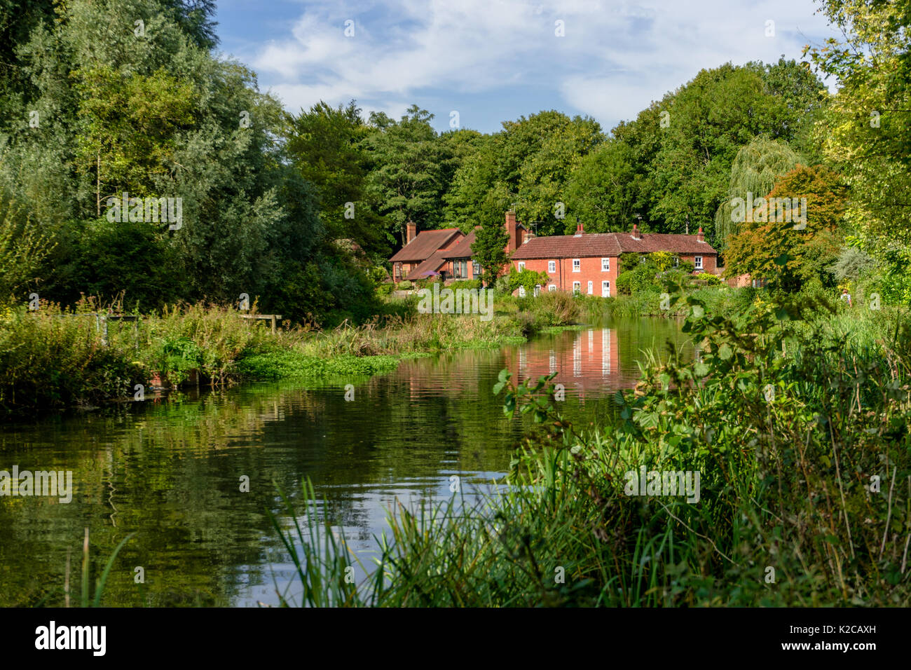 Riverside Cottage entlang des Flusses Itchen Navigation 2017, Winchester, Hampshire, UK Stockfoto