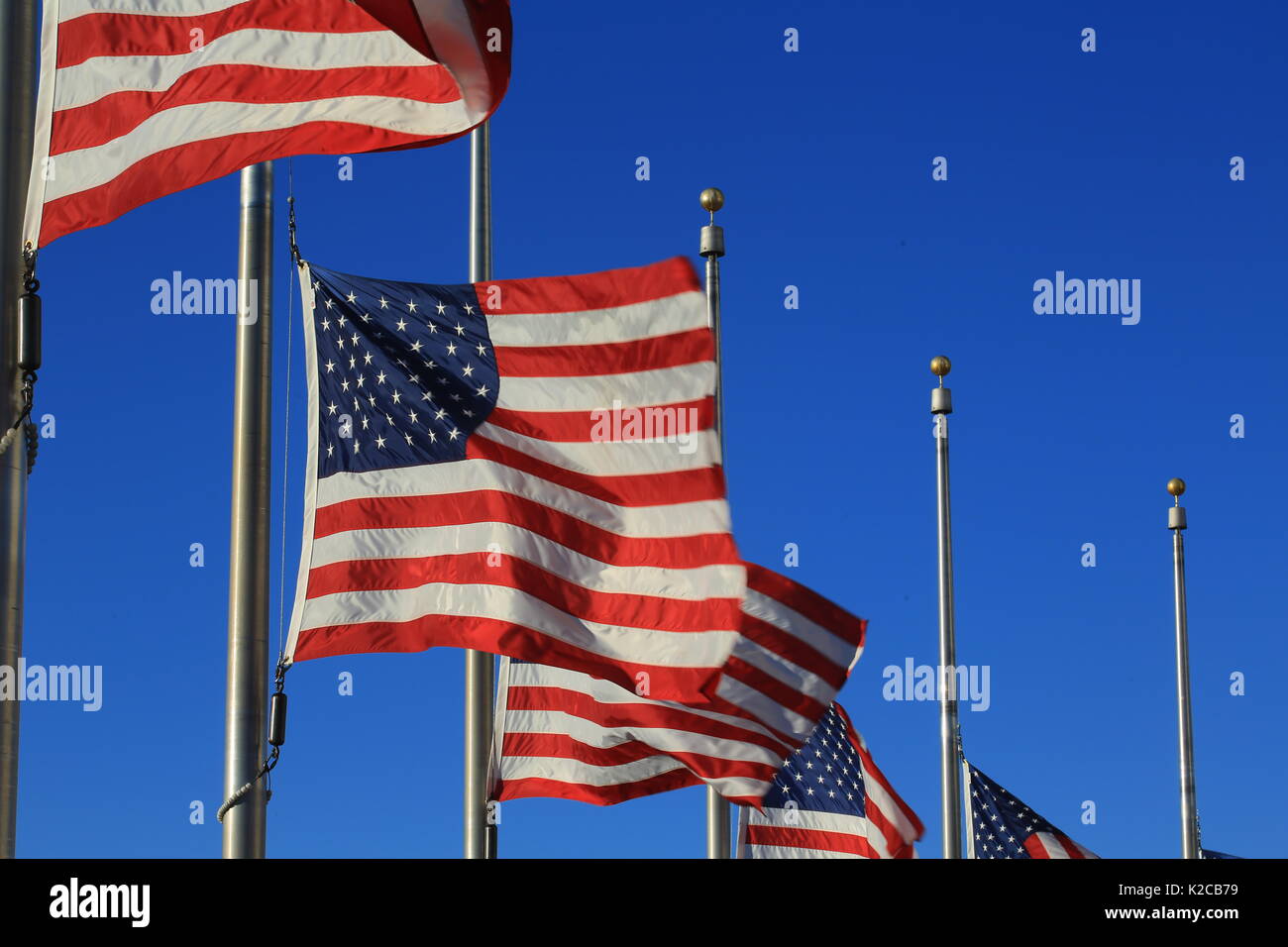 US-Flagge mit dem blauen Himmel Stockfoto