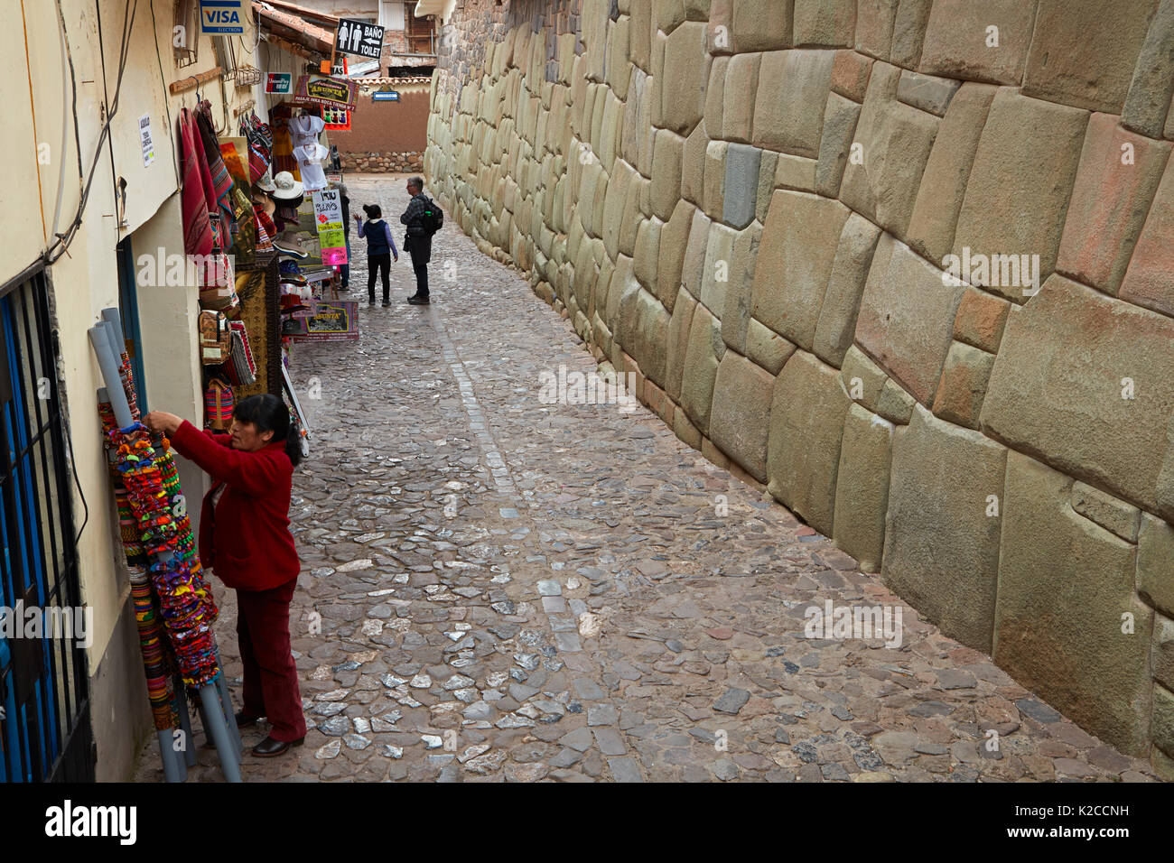 Historische Inca Mauerwerk und oturist Geschäfte, Inca Roca, Cusco, Peru, Südamerika Stockfoto