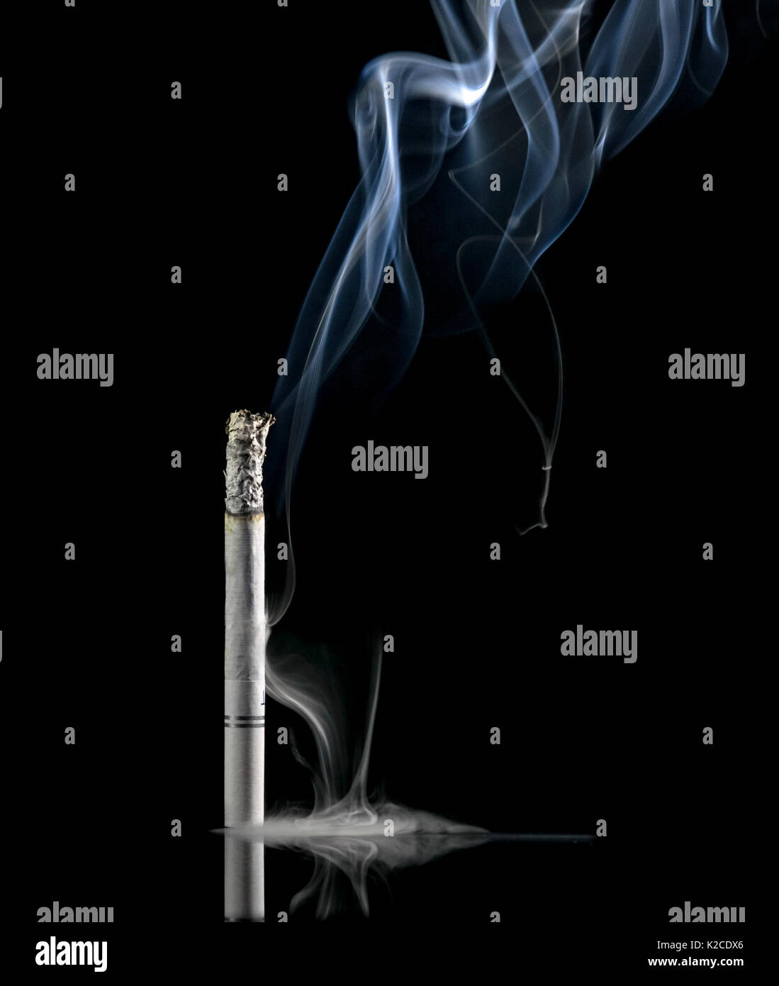 Weiße Zigarette auf einem schwarzen Hintergrund, mit viel Rauch aus der Seite, unten und oben, und Asche auf dem Rauch Stockfoto