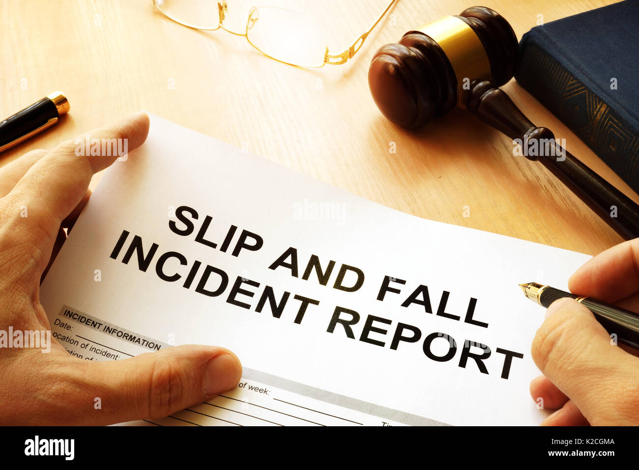 Ausrutschen und hinfallen Verletzung Report auf einen Tisch. Stockfoto