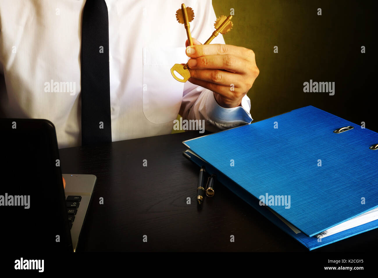 Immobilienmakler geben Schlüssel von Haus oder Wohnungen in einem Büro. Immobilien Konzept. Stockfoto