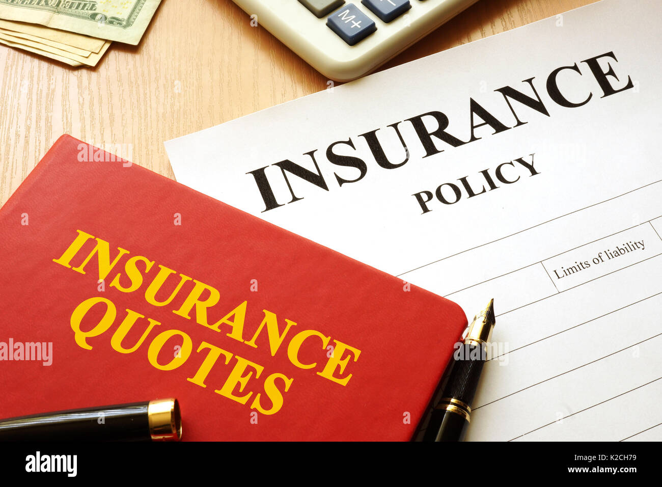 Insurance Quotes Buch und Politik auf einem Schreibtisch. Stockfoto