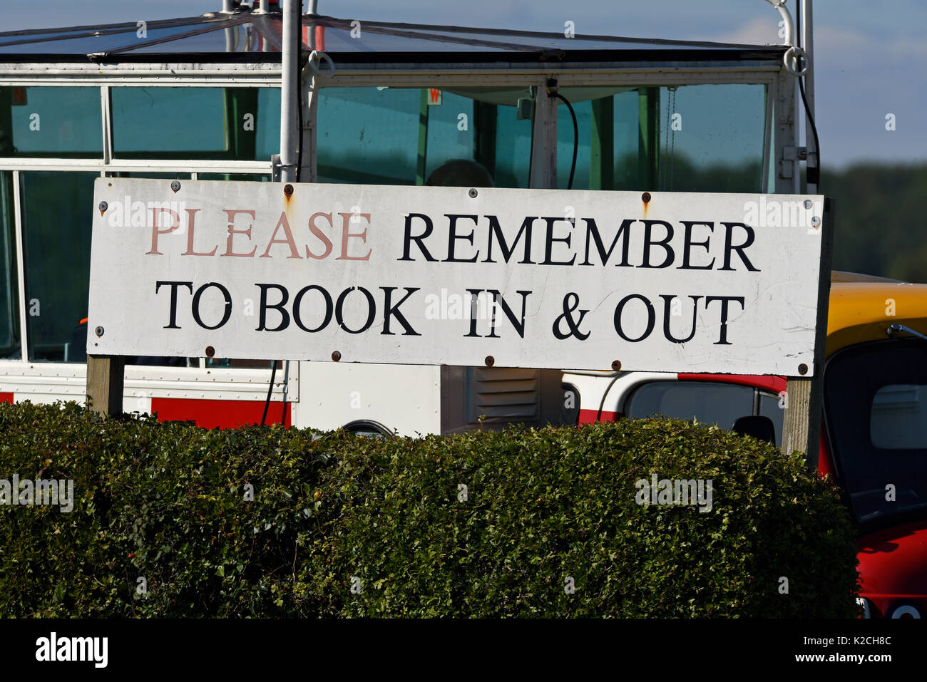 Bitte denken Sie daran, ein Hinweisschild für Piloten auf Dem Flugplatz Little Gransden, Großbritannien, zu buchen Stockfoto