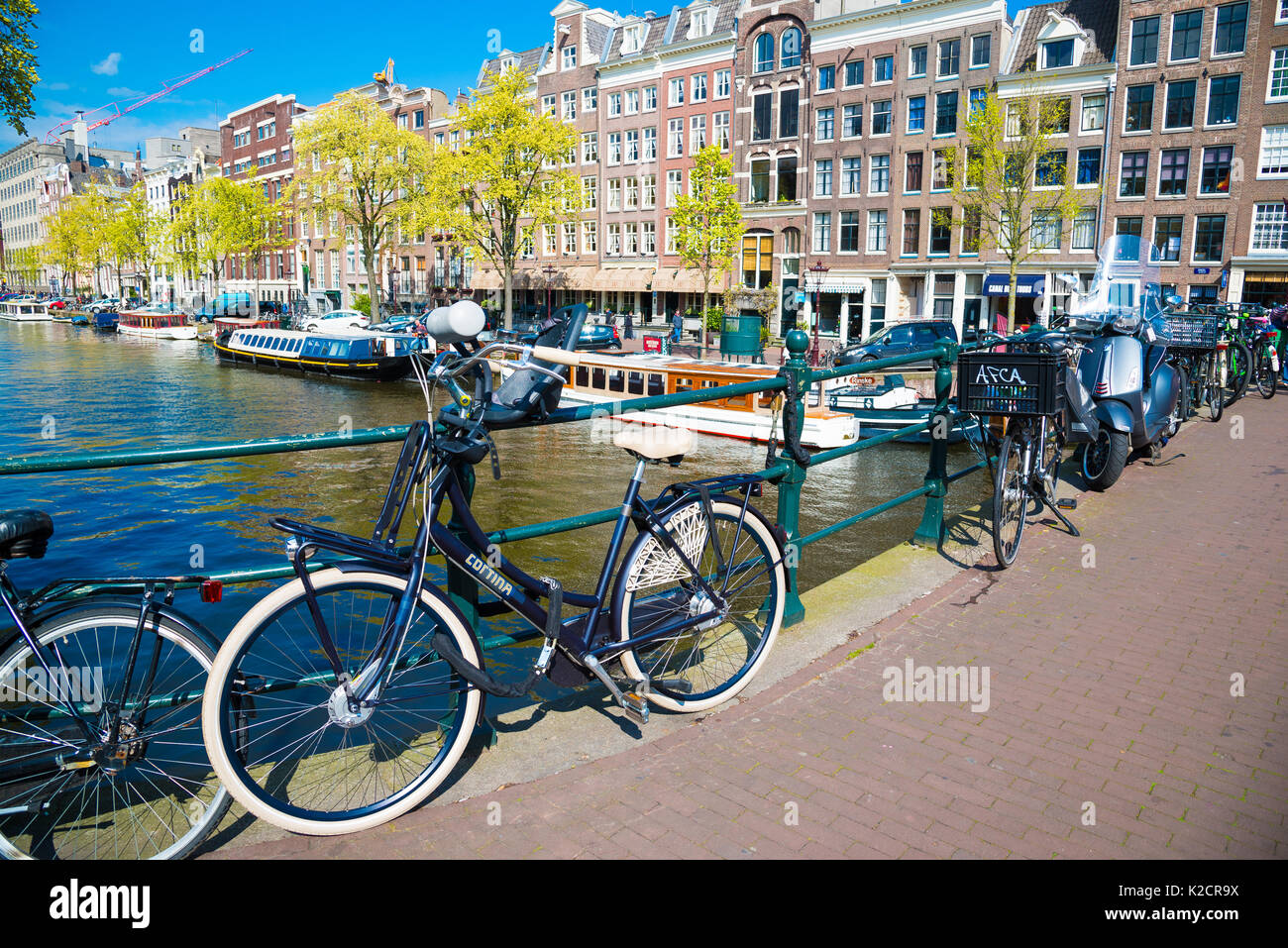 Amsterdam, Niederlande - 19 April, 2017: Amsterdam Canal Szene mit Fahrrädern und Brücken Stockfoto