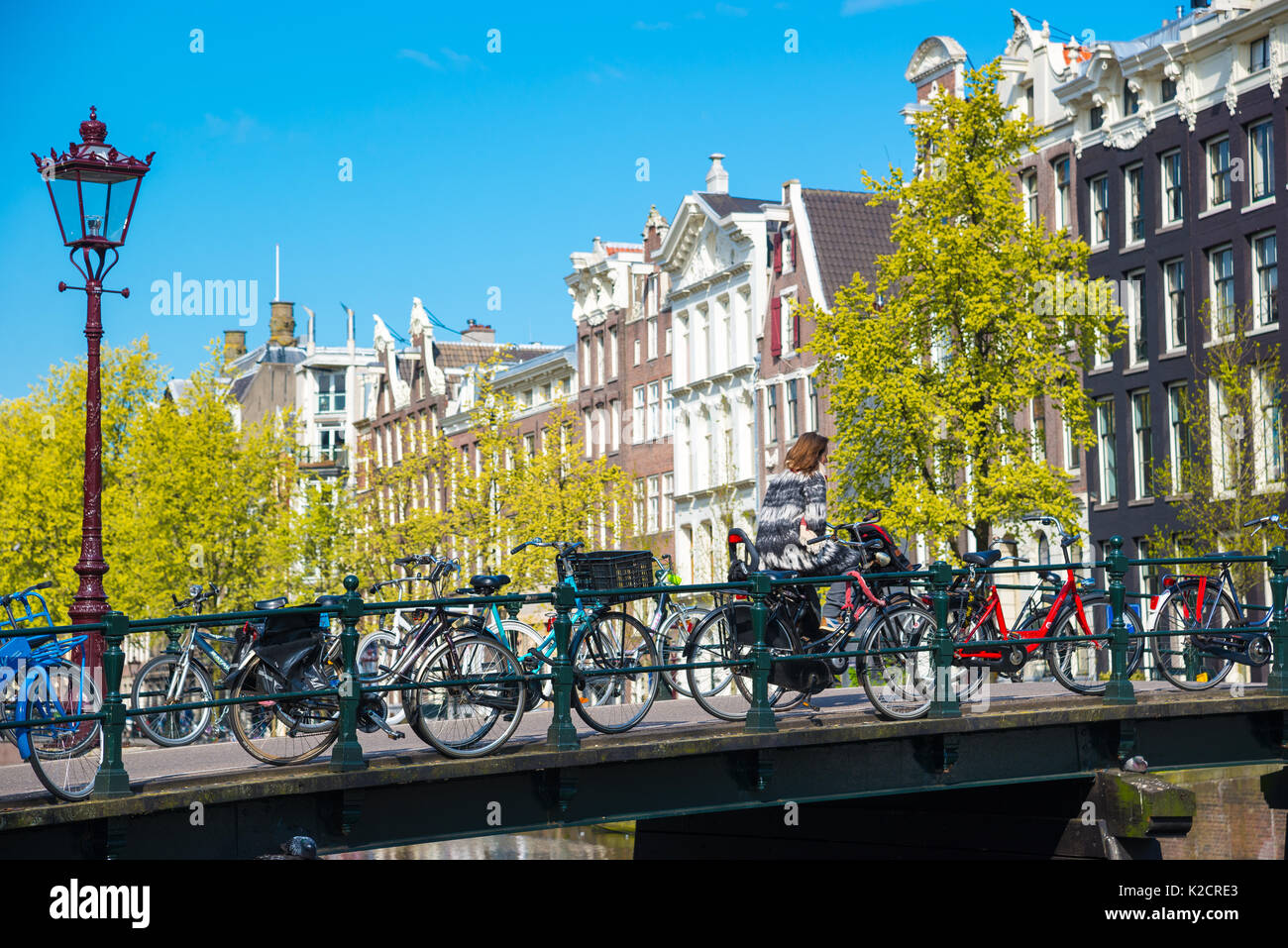 Amsterdam, Niederlande - 19 April, 2017: Amsterdam Canal Szene mit Fahrrädern und Brücken Stockfoto