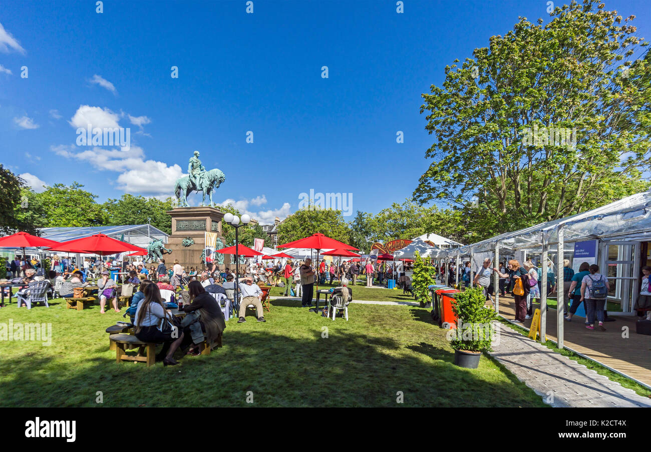 Edinburgh International Book Festival 2017 in Charlotte Square Garten Zentrum von Edinburgh Schottland Großbritannien mit Albert Memorial Stockfoto