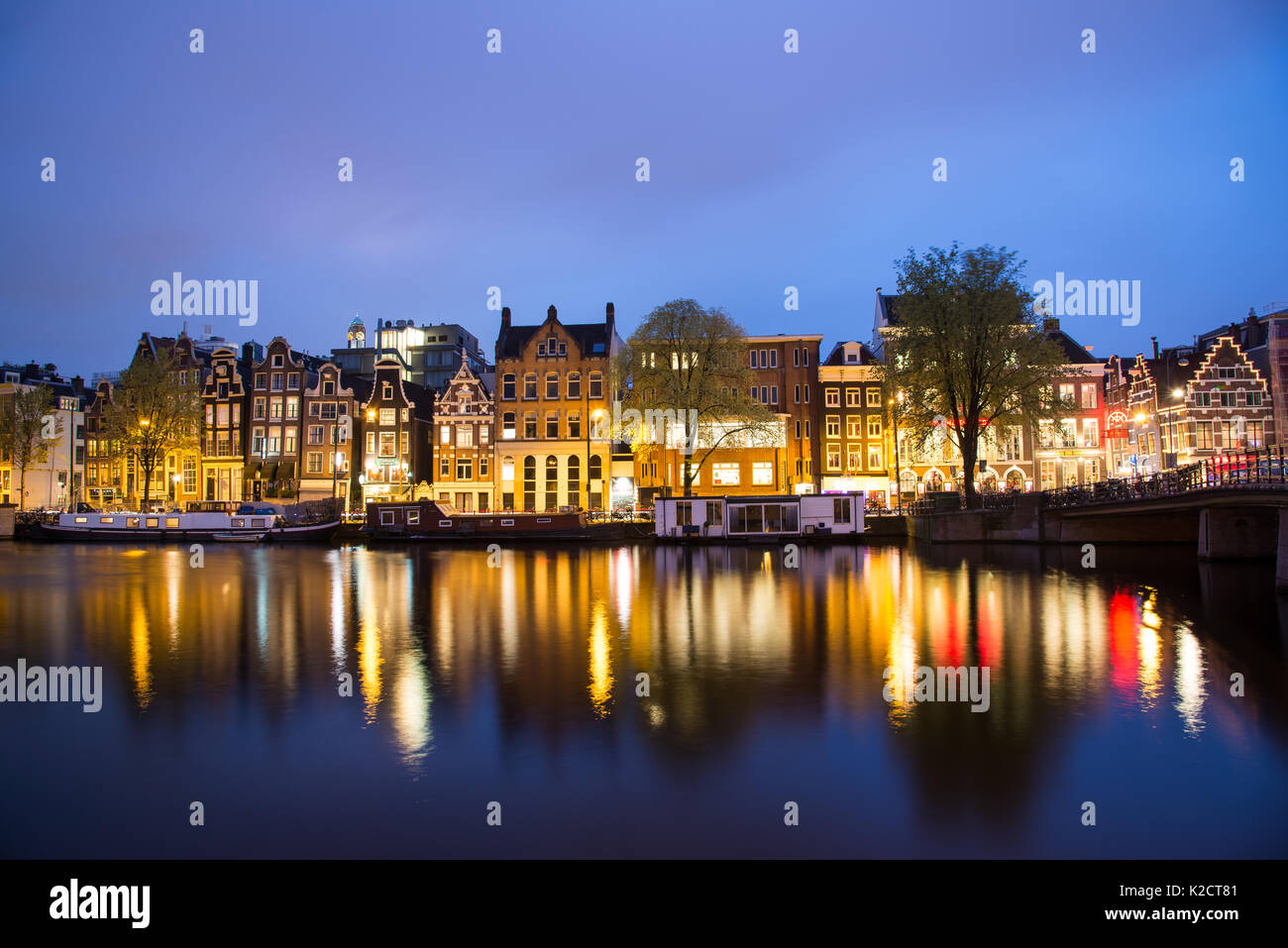 Amsterdam, Niederlande - 21 April, 2017: Blick auf die Grachten von Amsterdam und Böschungen entlang in der Nacht. Stockfoto