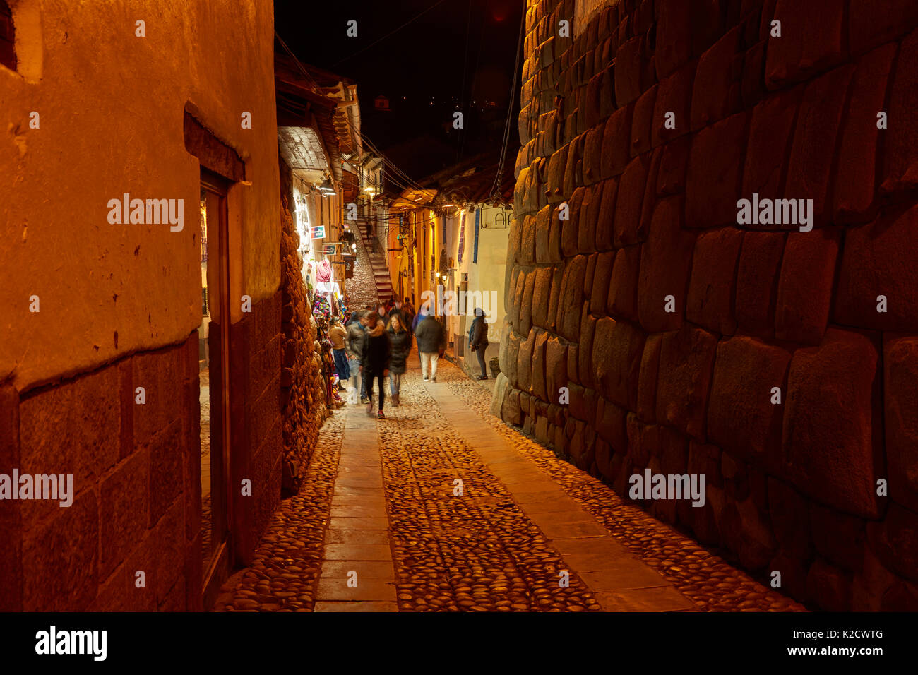 Historische Inca Mauerwerk in der Calle Hatunrumiyoc bei Nacht, Cusco, Peru, Südamerika Stockfoto