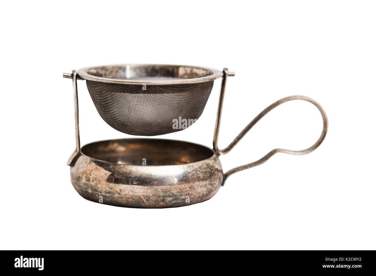 Stahl glänzend alte Vintage zerkratzt schäbig Teesieb mit Metall Untertasse und zarten Dünnen auf isolierten weißen Hintergrund. Stockfoto