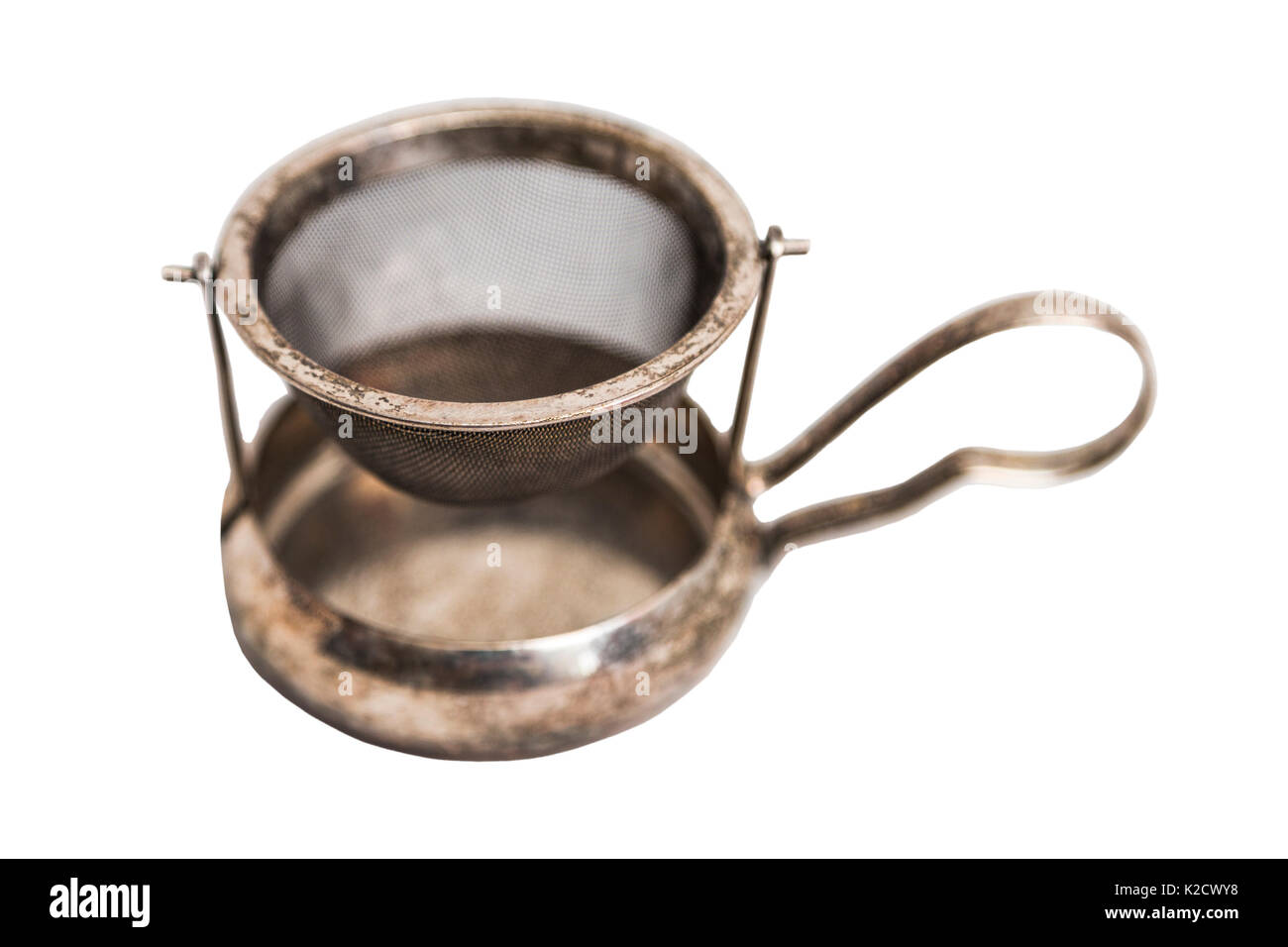 Stahl glänzend alte Vintage zerkratzt schäbig Teesieb mit Metall Untertasse und zarten Dünnen auf isolierten weißen Hintergrund. Stockfoto