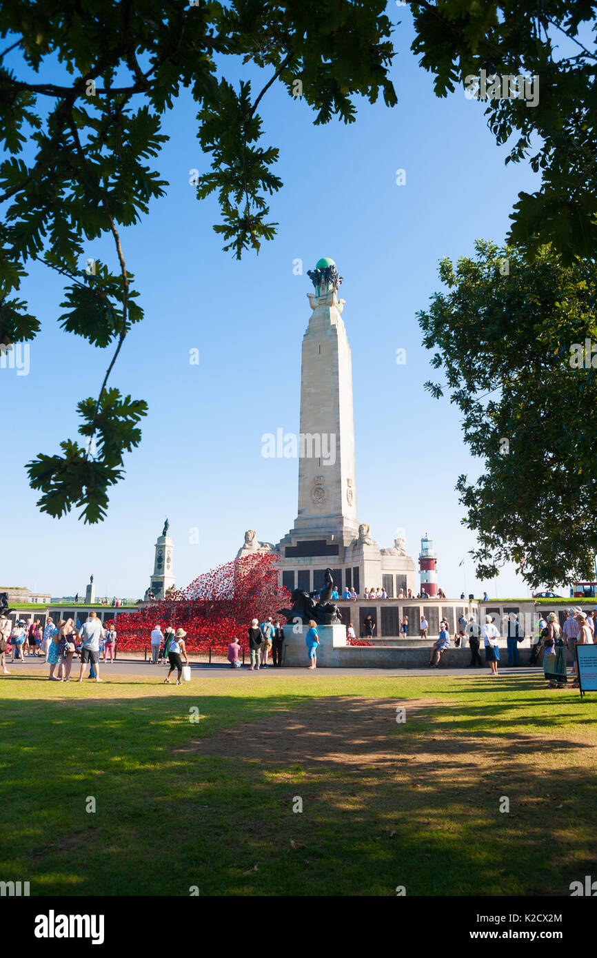 Mohnblumen Wave kunst Installation bei Plymouth Marine Memorial. Von Paul Cummins Artist und Tom Piper Designer. Hoe, Plymouth, Devon, England Großbritannien GB Stockfoto