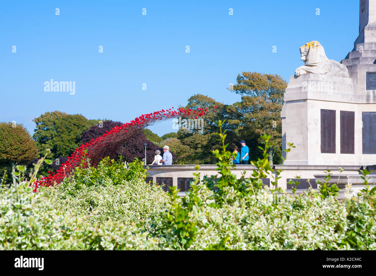 Mohnblumen Wave kunst Installation bei Plymouth Marine Memorial. Von Paul Cummins Artist und Tom Piper Designer. Hoe, Plymouth, Devon, England Großbritannien GB Stockfoto