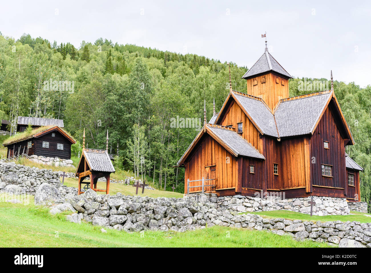 Uvdal, Norwegen - 15. August 2017: Reisedokumentation der alten Kirche und in der Umgebung. Hier der Kirche am Hang gesehen mit Wald im Hinterg Stockfoto