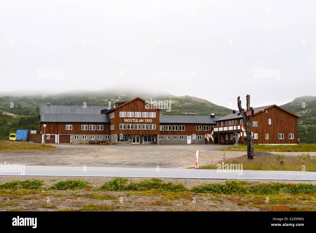 Uvdal, Norwegen - 15. August 2017: Reisen Dokumentarfilm von Restaurant Vasstulan 1100 mit nebligen Berglandschaft im Hintergrund. Stockfoto