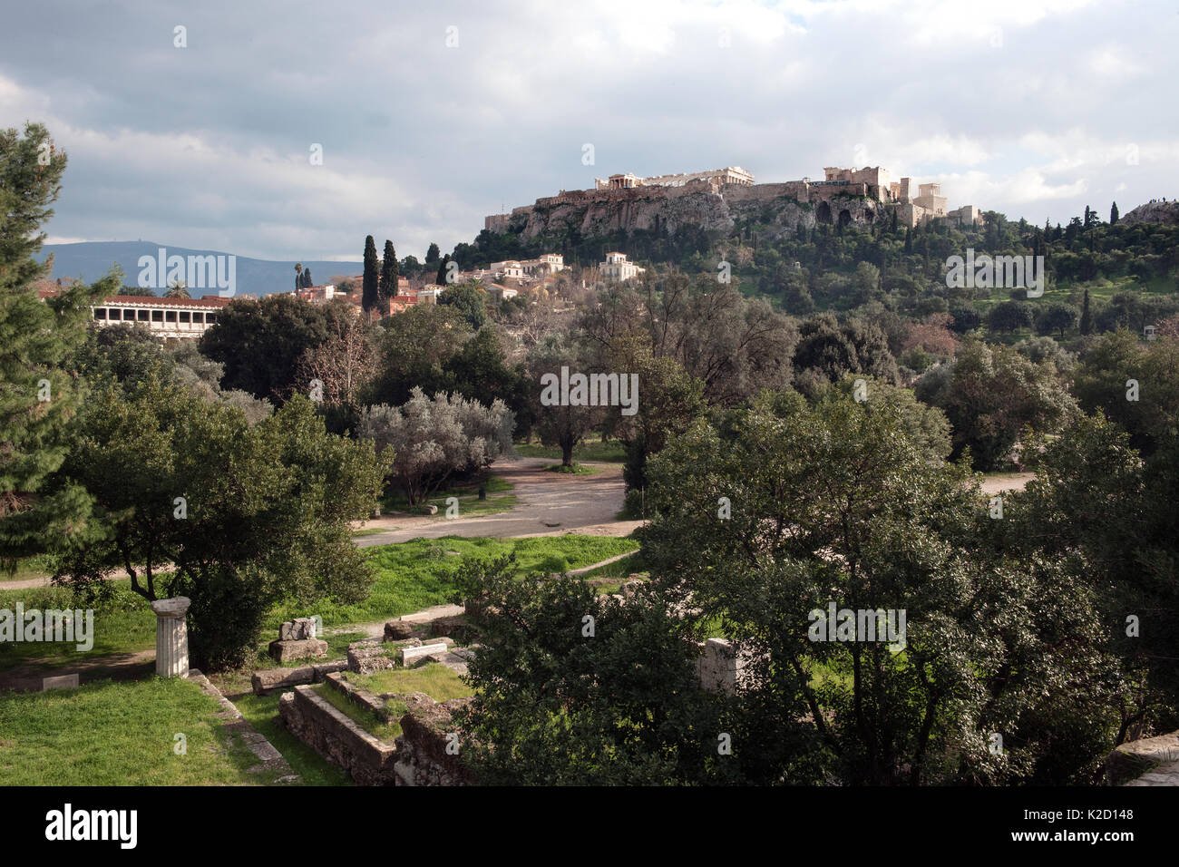 Akropolis und die Akropolis von Athen ab Thiseio gesehen. In der linken Ecke ist Plaka, einem historischen Viertel von Athen, Attika, Athen, Griechenland, Mittelmeer, Januar 2011. Stockfoto