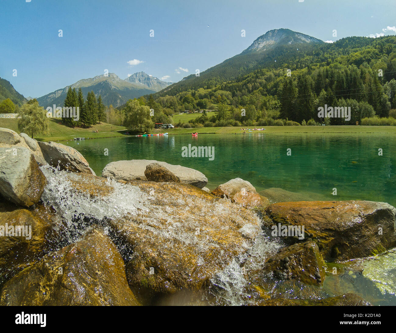 Der Blick vom See des Bergdorfes Champagny-en-Vanoise, in der Tarentaise, Rhone Alpes, Savoie Region von Frankreich in den französischen Alpen Stockfoto