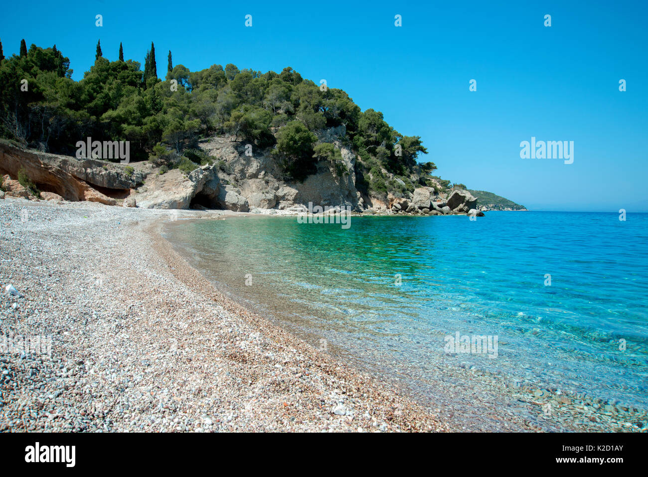 Ligoneri Strand mit Kieselsteinen und kristallklarem Wasser, Insel Spetses, Ägäis, Griechenland, August 2013 Stockfoto