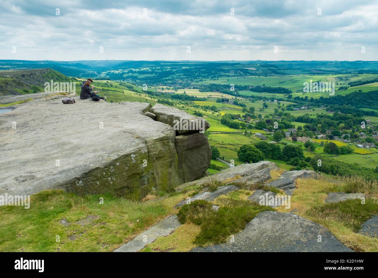 Blick auf curbar Kante, Nationalpark Peak District, Derbyshire, England, Großbritannien, Juli 2015. Stockfoto