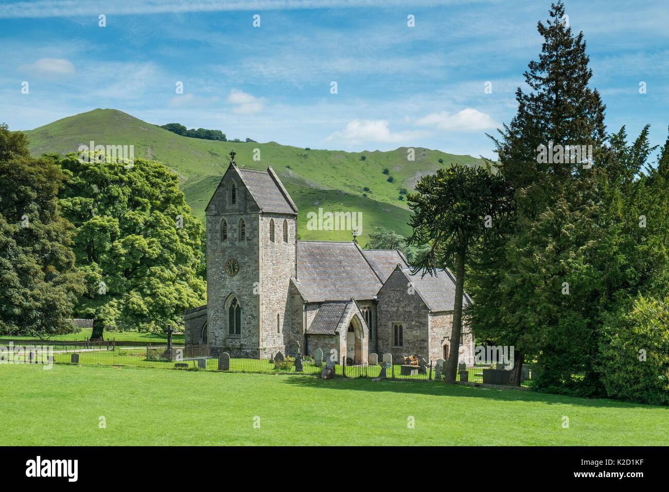 Kirche des Heiligen Kreuzes, Ilam Village, Nationalpark Peak District, Derbyshire, England, Großbritannien, Juli 2015. Stockfoto