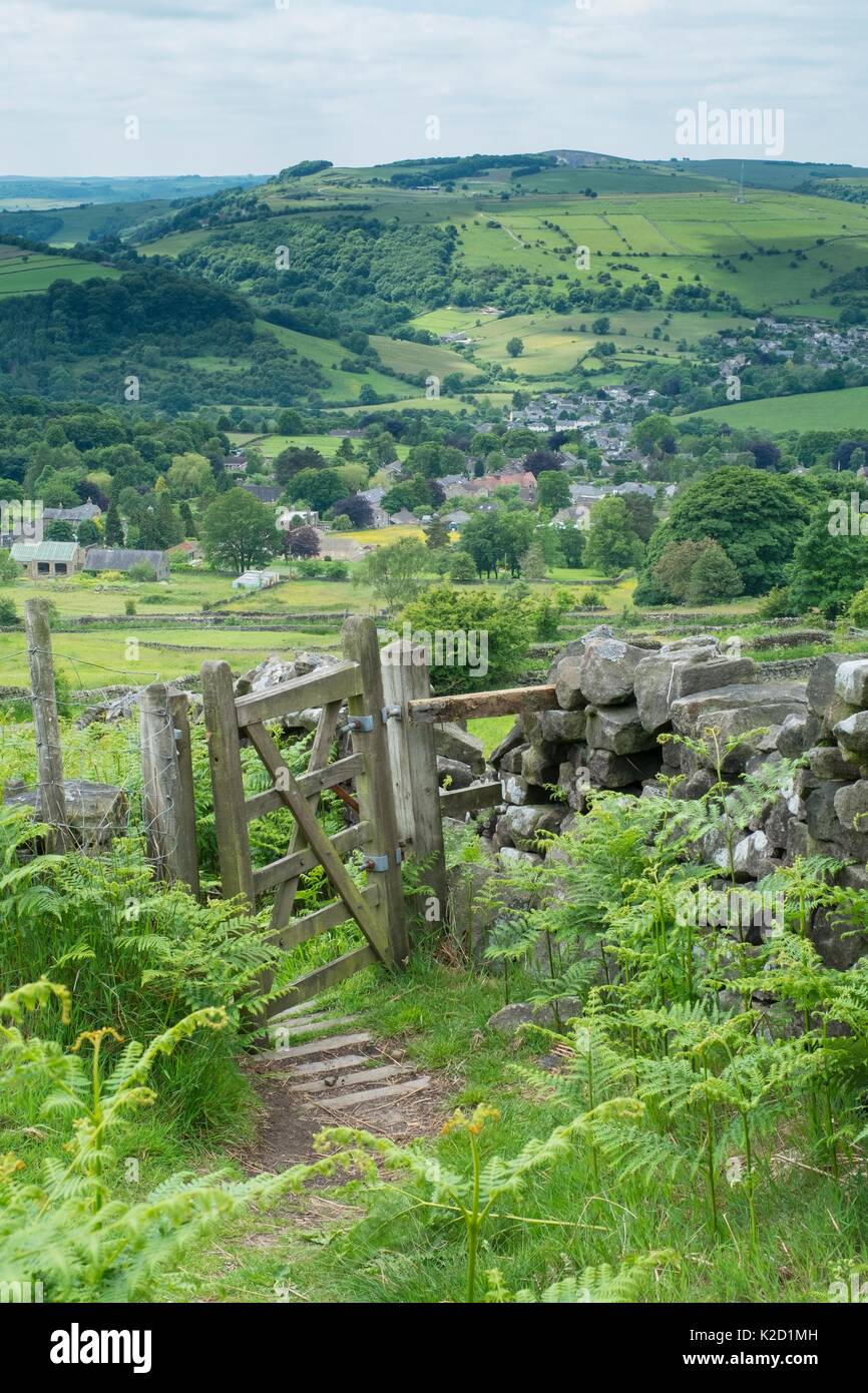 Wanderer Access Gate an der Basis der Curbar Kante, Nationalpark Peak District, Derbyshire, England, Großbritannien, Juli 2015. Stockfoto