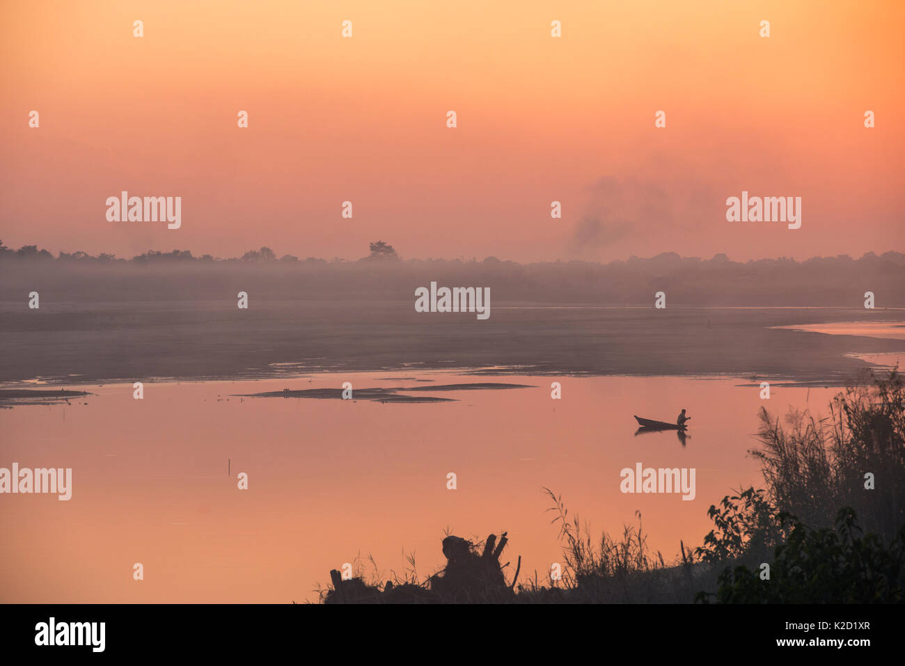 Programmanfang Stamm Fischer in Kanu bei Sonnenuntergang, Majuli Island, Brahmaputra, Assam, North East India. Oktober 2014. Stockfoto