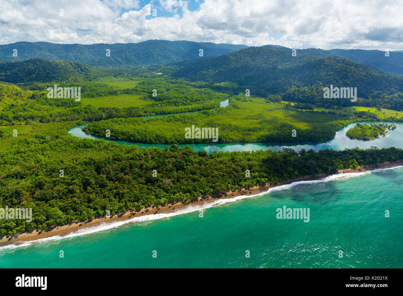 Luftaufnahme von Delta Sierpe Fluss Terraba, Corcovado Nationalpark, Halbinsel Osa, Provinz Puntarenas, Costa Rica. Dezember 2014. Stockfoto