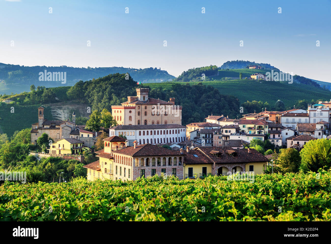 Dorf Barolo Barolo mit Schloss, Castello di Barolo, Piemont, Italien