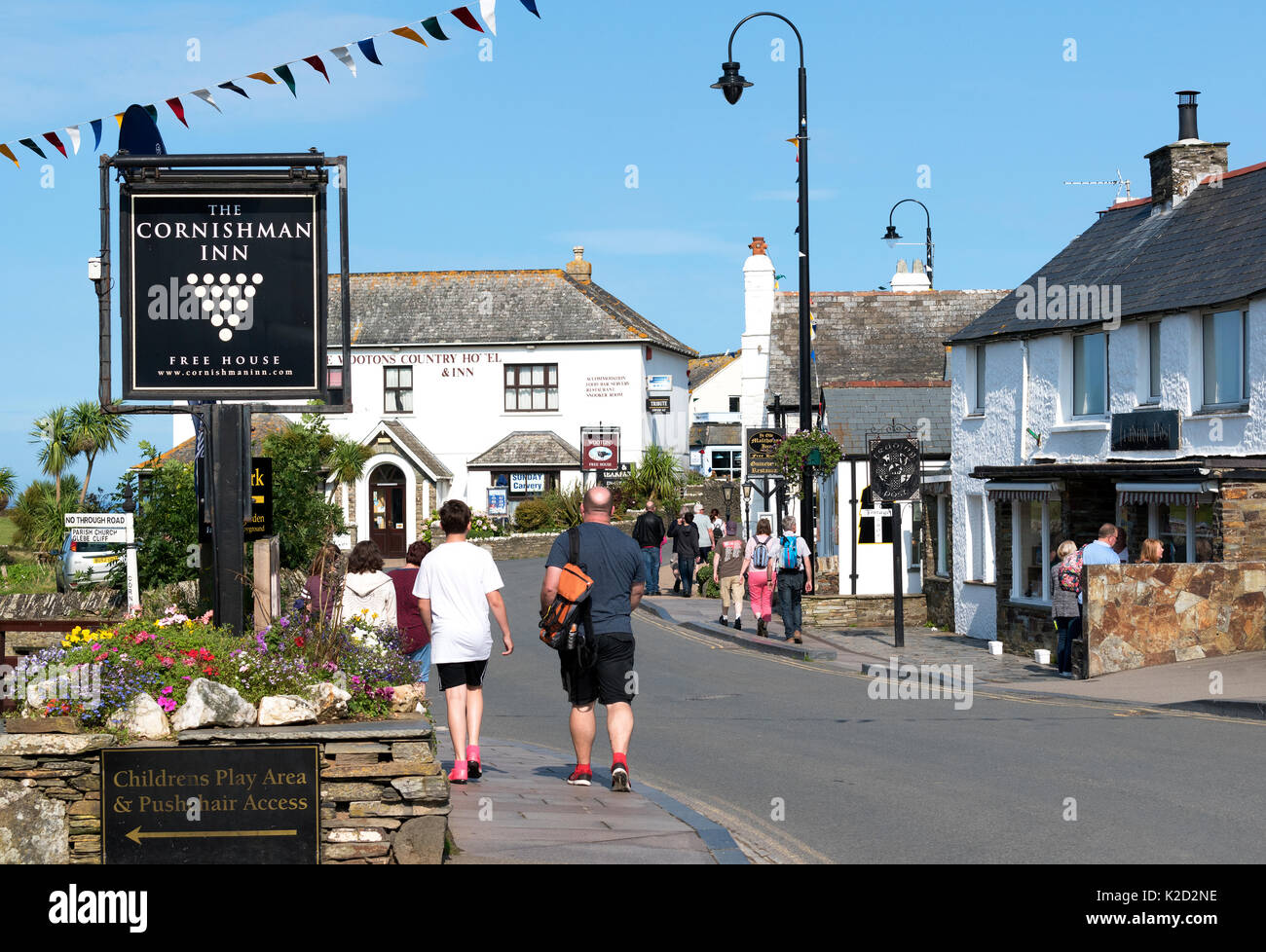 Touristen, die sich in der Stadt von Tintagel, Cornwall, England, Großbritannien. Stockfoto