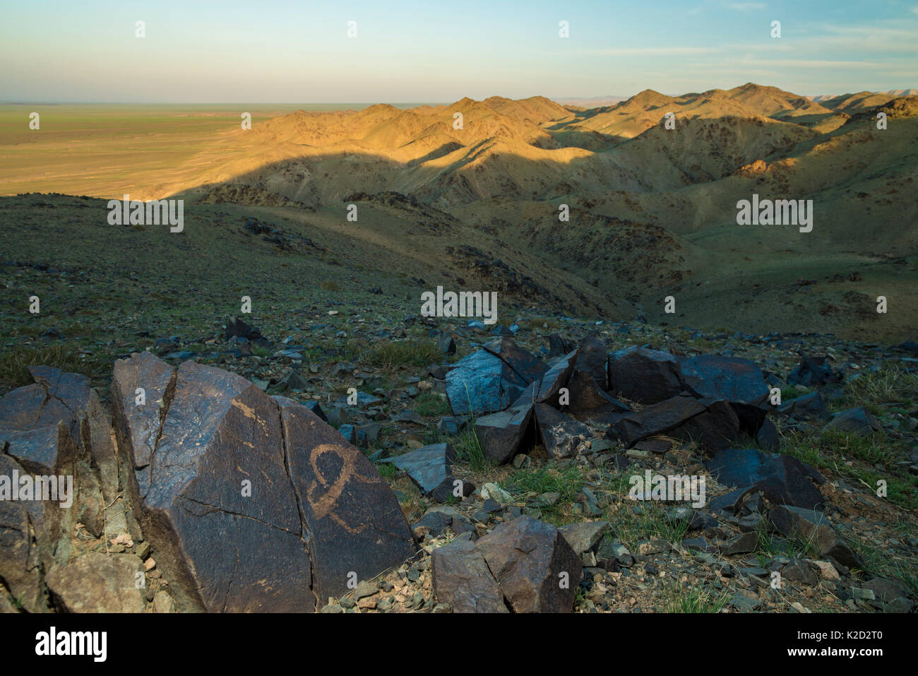 Tier petroglyphen zwischen 5.000-15.000 Jahre alt vor Jahren, Khavtsgait Petroglyph Berg, Wüste Gobi, Govi Gurvan Saikhan Nationalpark, im Süden der Mongolei. Juni 2015. Stockfoto