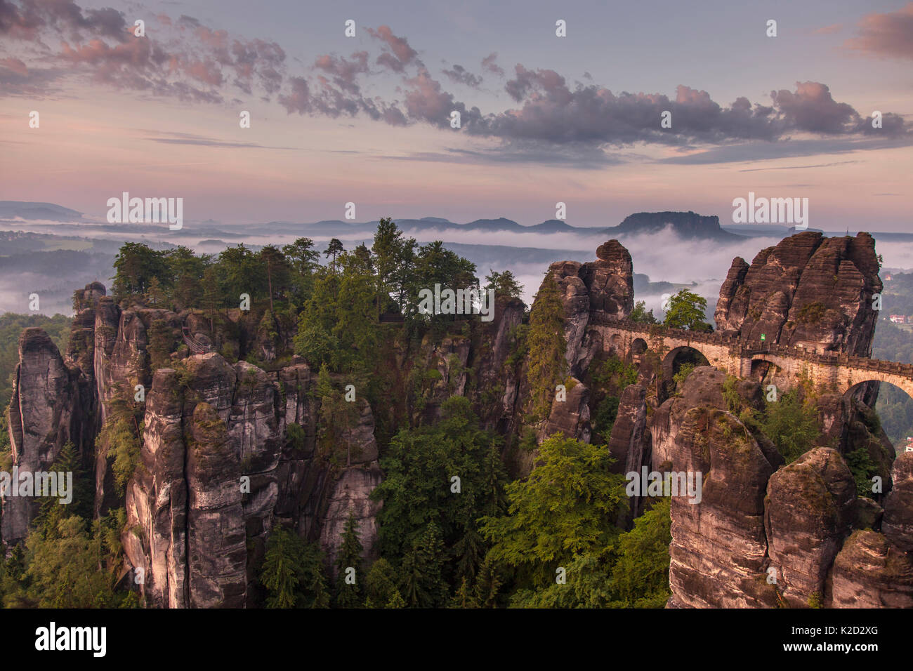 Bastei Brücke zwischen Sandsteinformationen, Sachsische Schweiz/Nationalpark Sächsische Schweiz, Deutschland, Juni 2010 Stockfoto