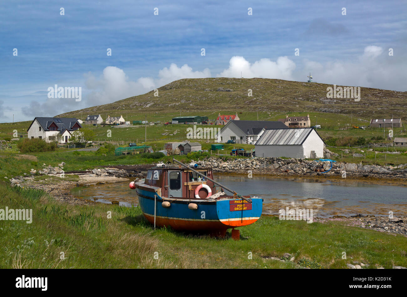 Altes Boot am Ufer des Buchten Loch, Berneray, Hebriden, Schottland, Großbritannien, Juni 2015. Stockfoto