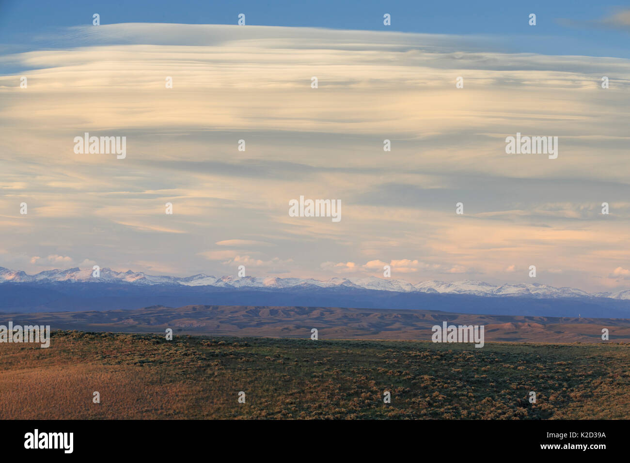 Sagebrush - Steppe und Wolken, Sublette County, Wyoming, USA, Juni. Stockfoto