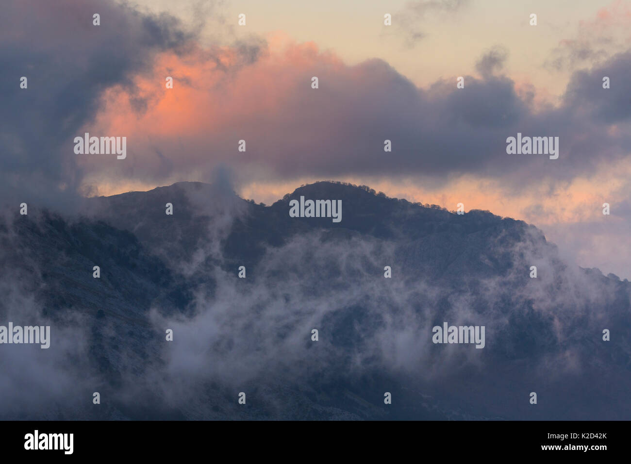 Niedrige Wolken vor Berge bei Sonnenuntergang, Urkiola Natural Park, Vizcaya, Baskenland, Spanien, März 2015. Stockfoto
