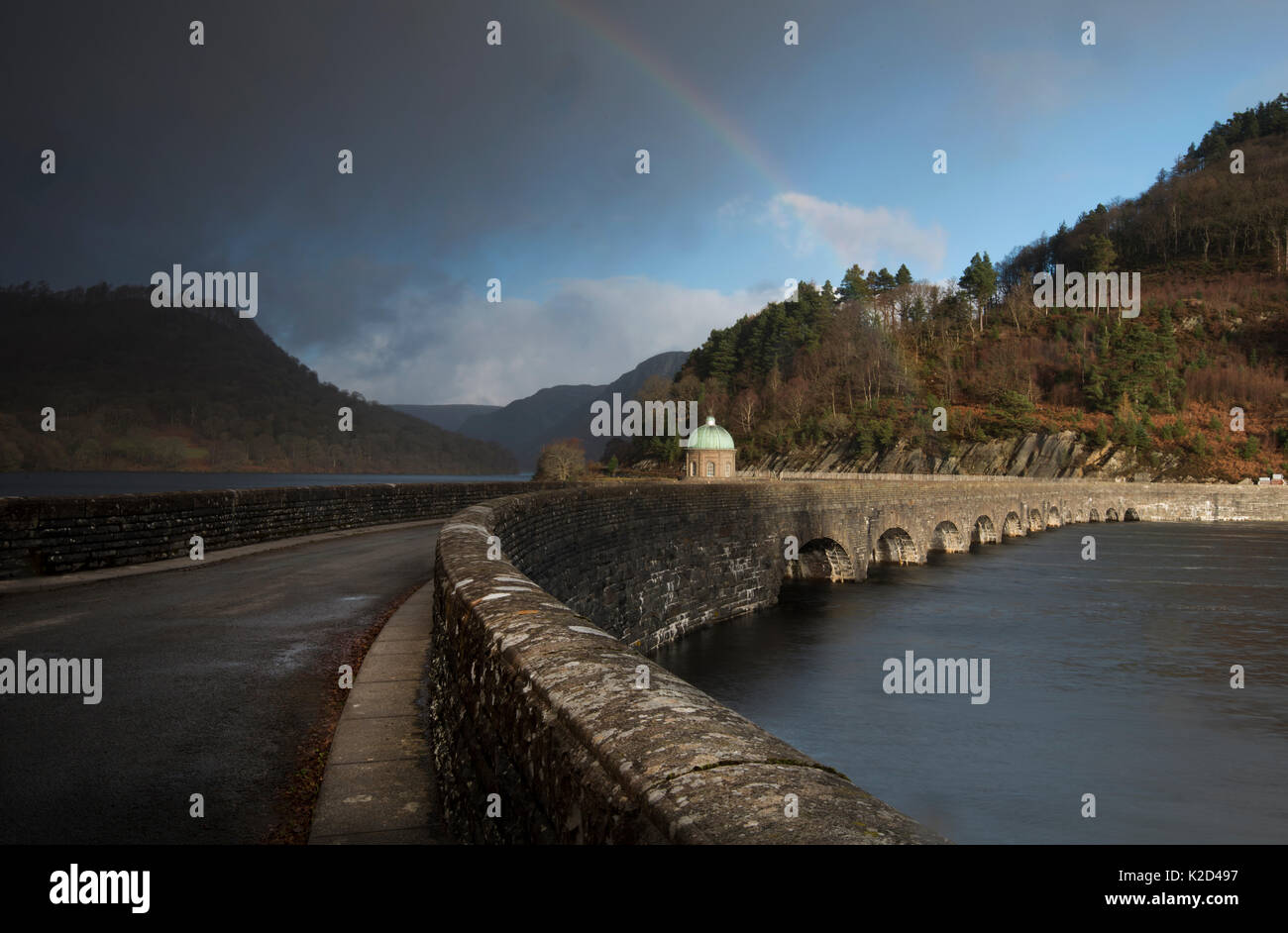 Regenbogen über dem Garreg Ddu Damm, in der Elan Valley in der Nähe von Rhayader, Powys, Mid Wales, April 2013. Stockfoto