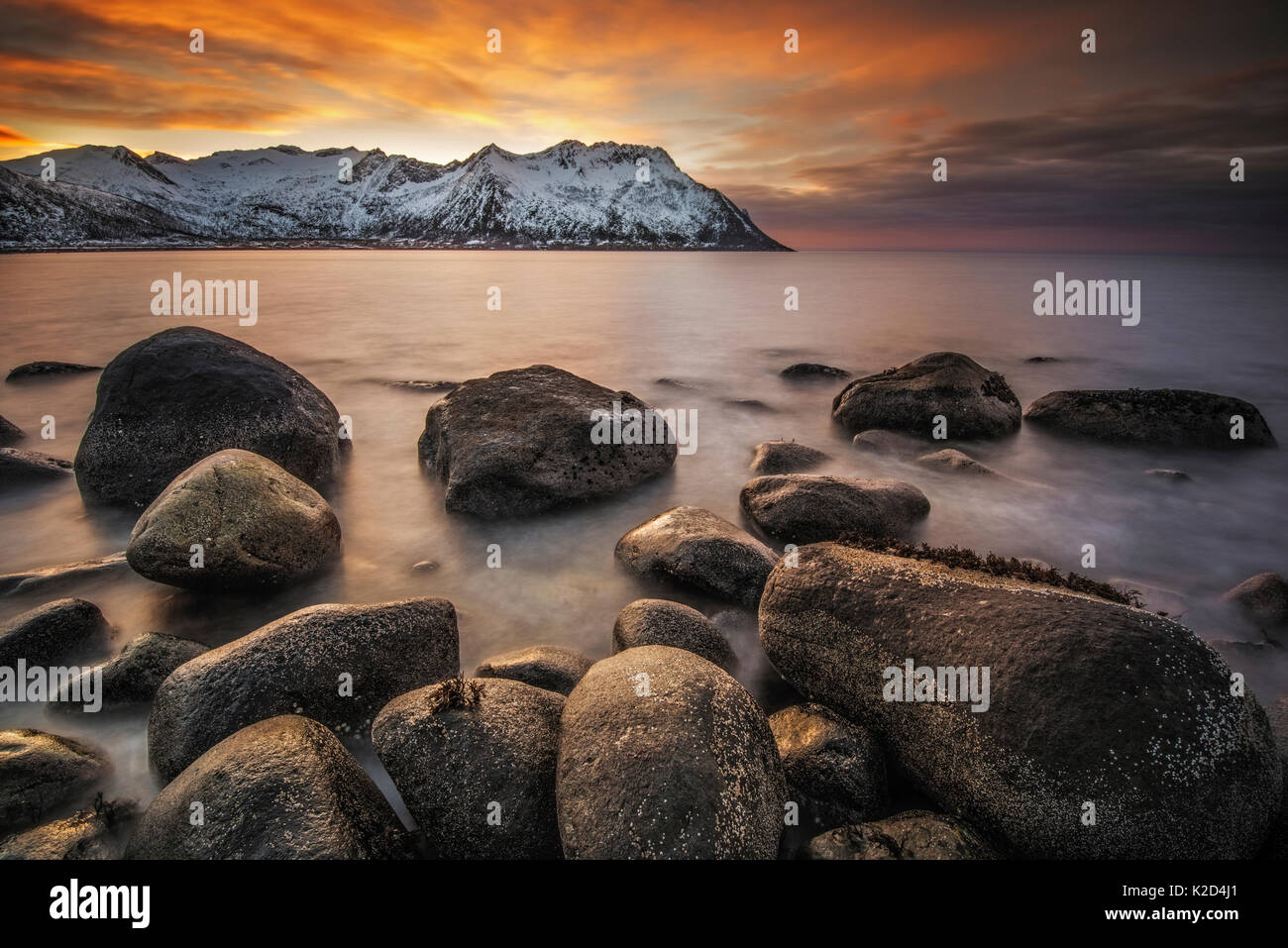 Blick auf die Berge bei Sonnenuntergang, Ballesvika, Insel Senja, Troms, Norwegen, Februar 2014. Stockfoto